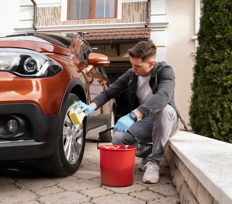 Lavage auto à domicile Saint-Yrieix-les-Bois : professionnel intervenant sur un véhicule
